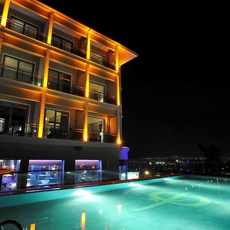 Hotel Celik Palas Convention Center & Thermal Spa Bursa Exterior foto The pool at the hotel