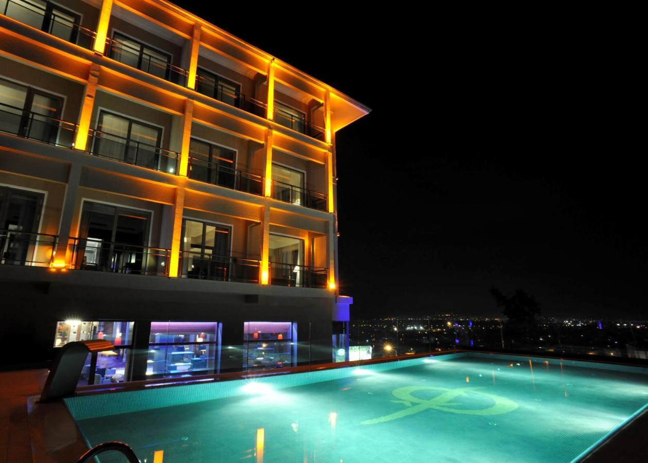 Hotel Celik Palas Convention Center & Thermal Spa Bursa Exterior foto The pool at the hotel